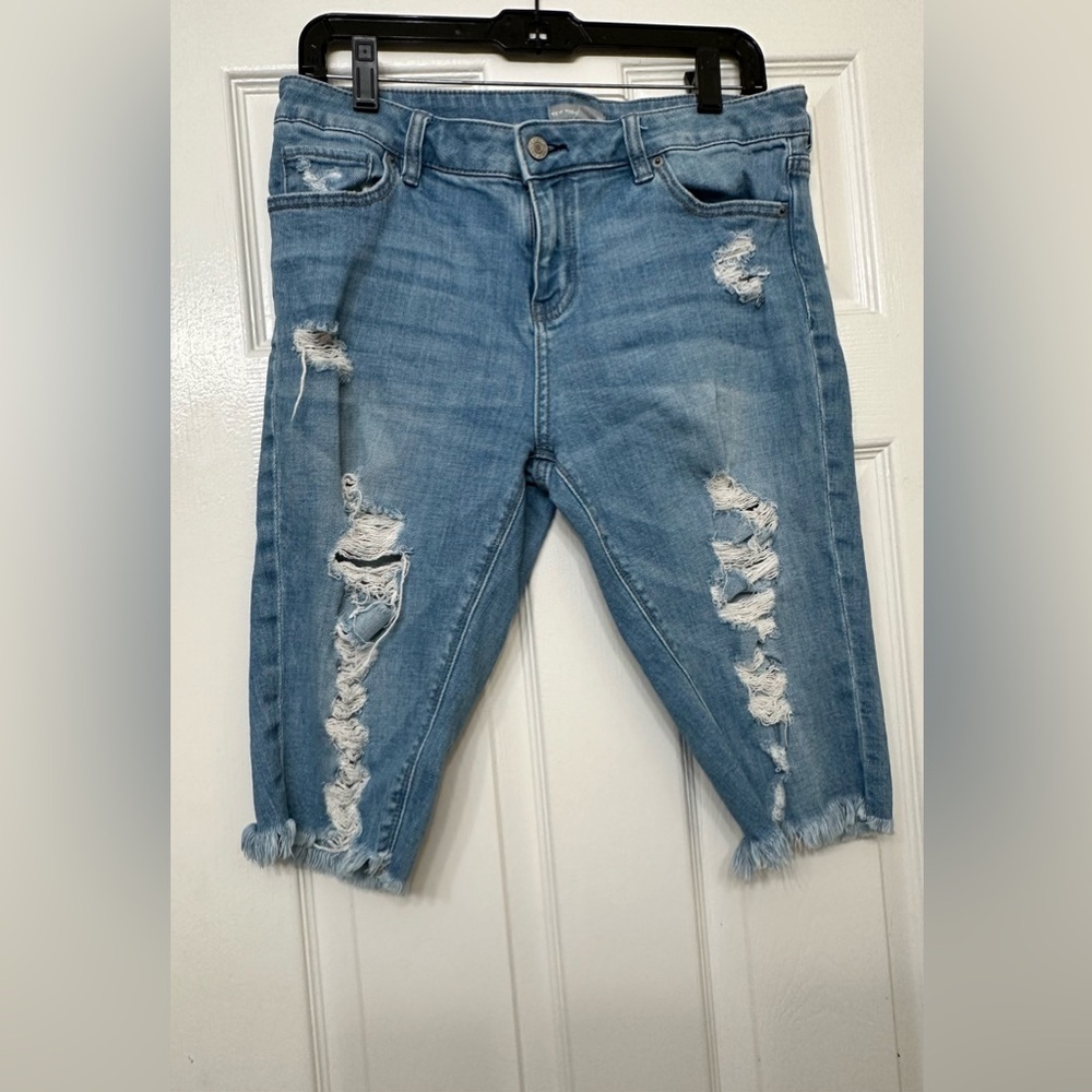 New York & Company jeans faded coastal blue ripped denim capri pants size 8